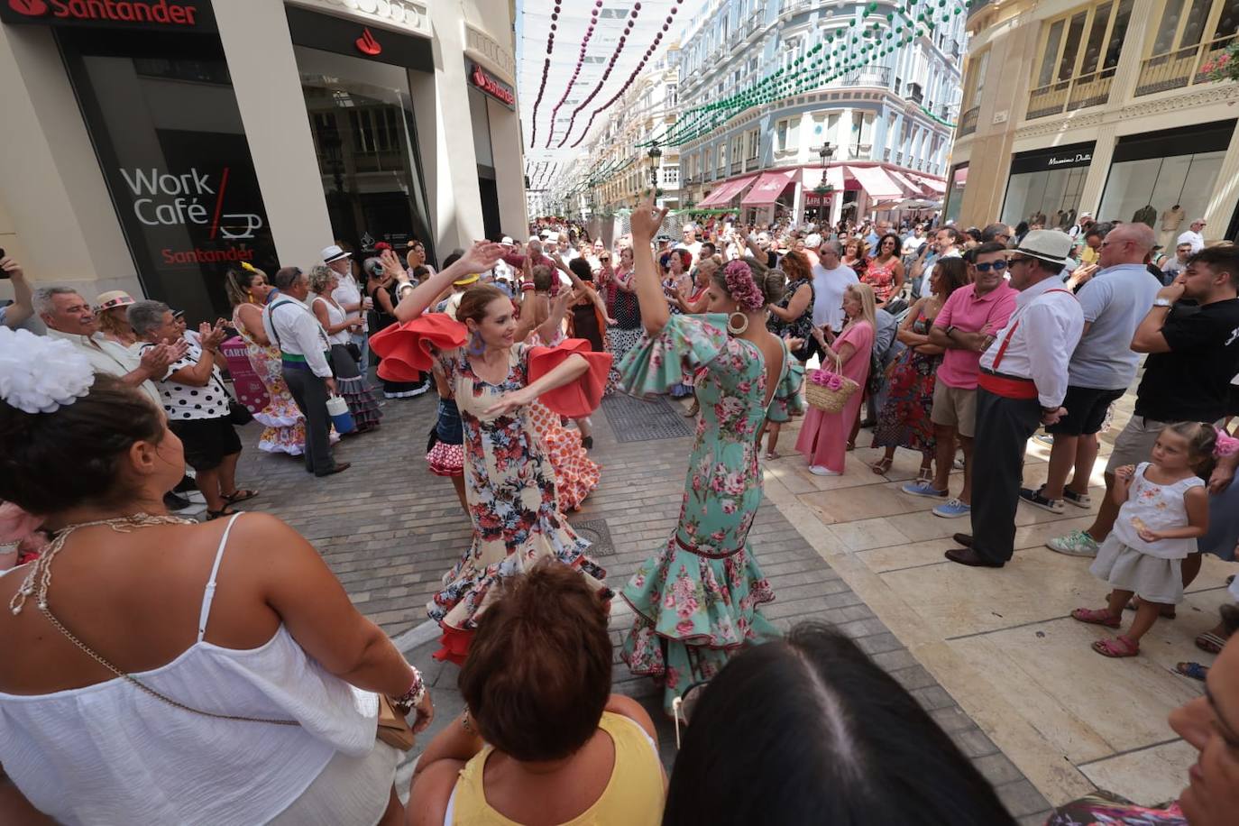 Baile y buen ambiente de feria en el entorno de la calle Larios de Málaga 