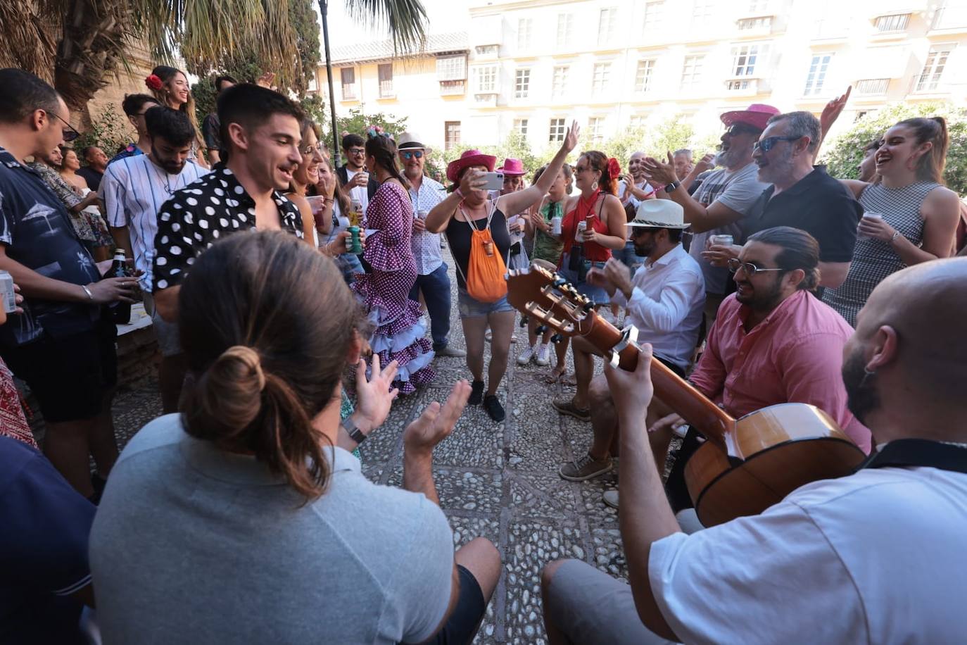 Grupos de amigos y familiares disfrutaron del jueves de Feria previo al festivo 