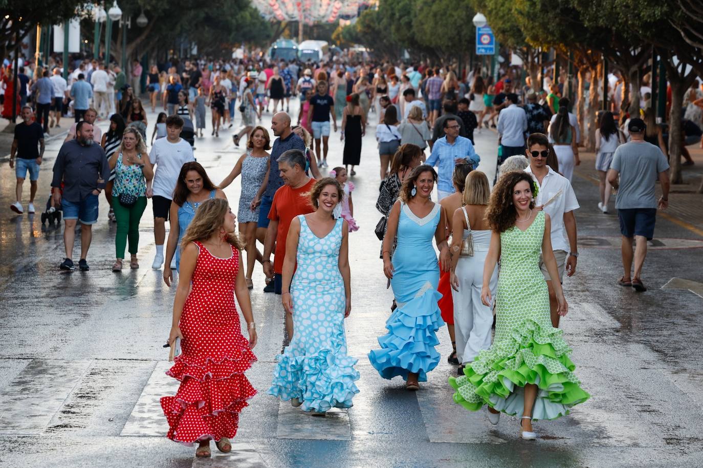 Grupos de amigos y familiares disfrutaron del jueves de Feria previo al festivo 