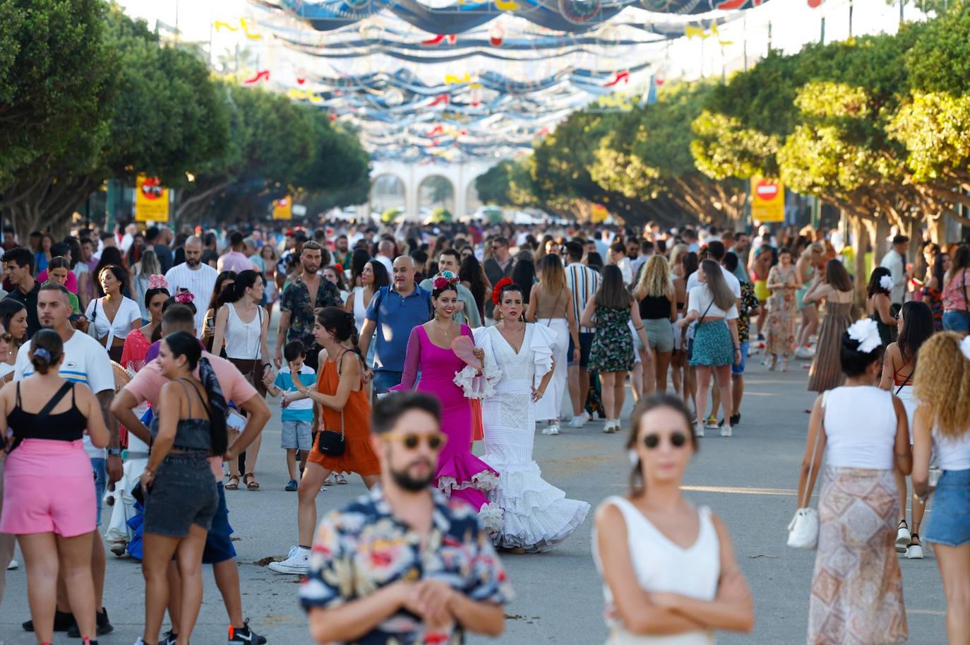 Grupos de amigos y familiares disfrutaron del jueves de Feria previo al festivo 