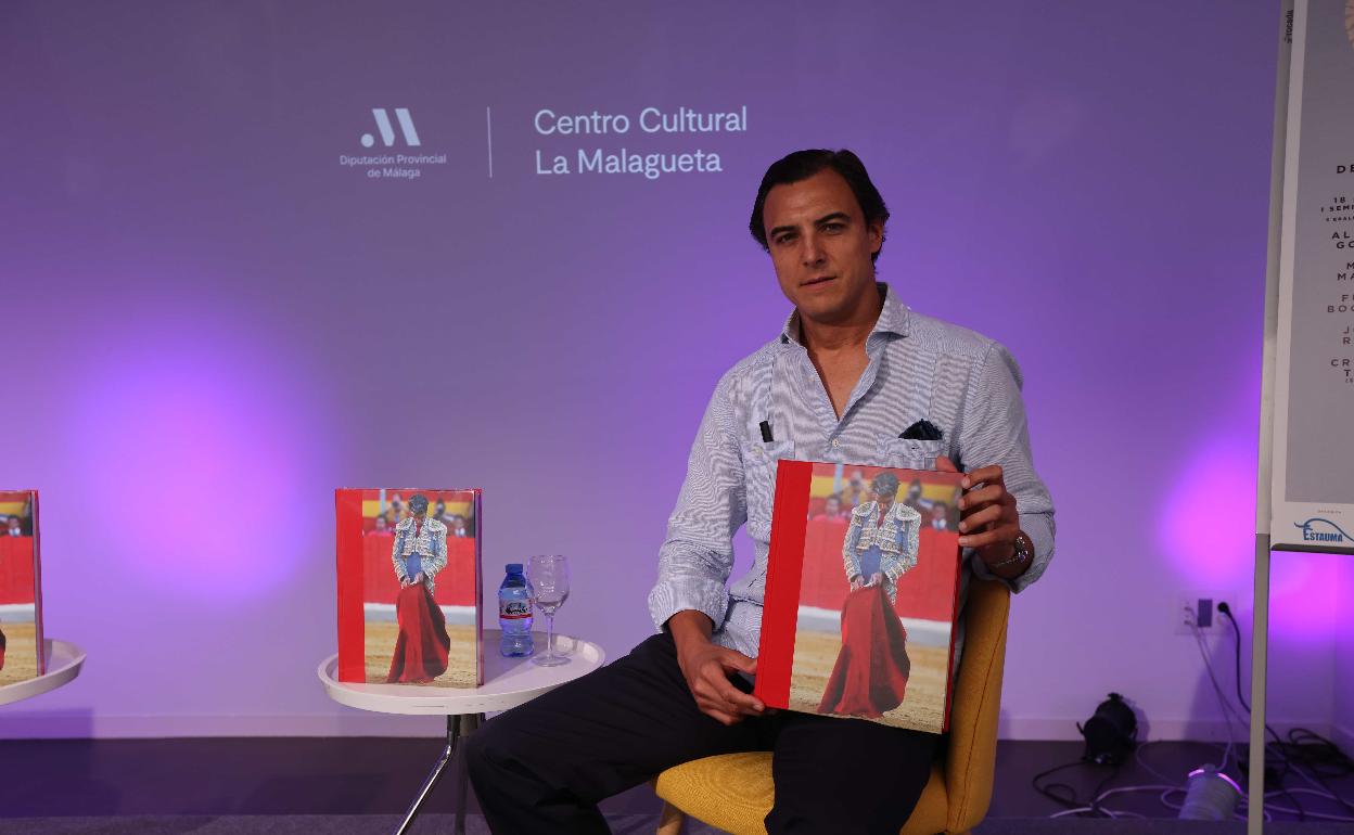 Joaquín Arjona, en la presentación de la publicación este miércoles en el Centro Cultural La Malagueta. 