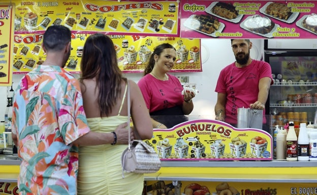 Buñuelos. Puri y Antonio tienen su puesto cerca de la zona del botellón. 