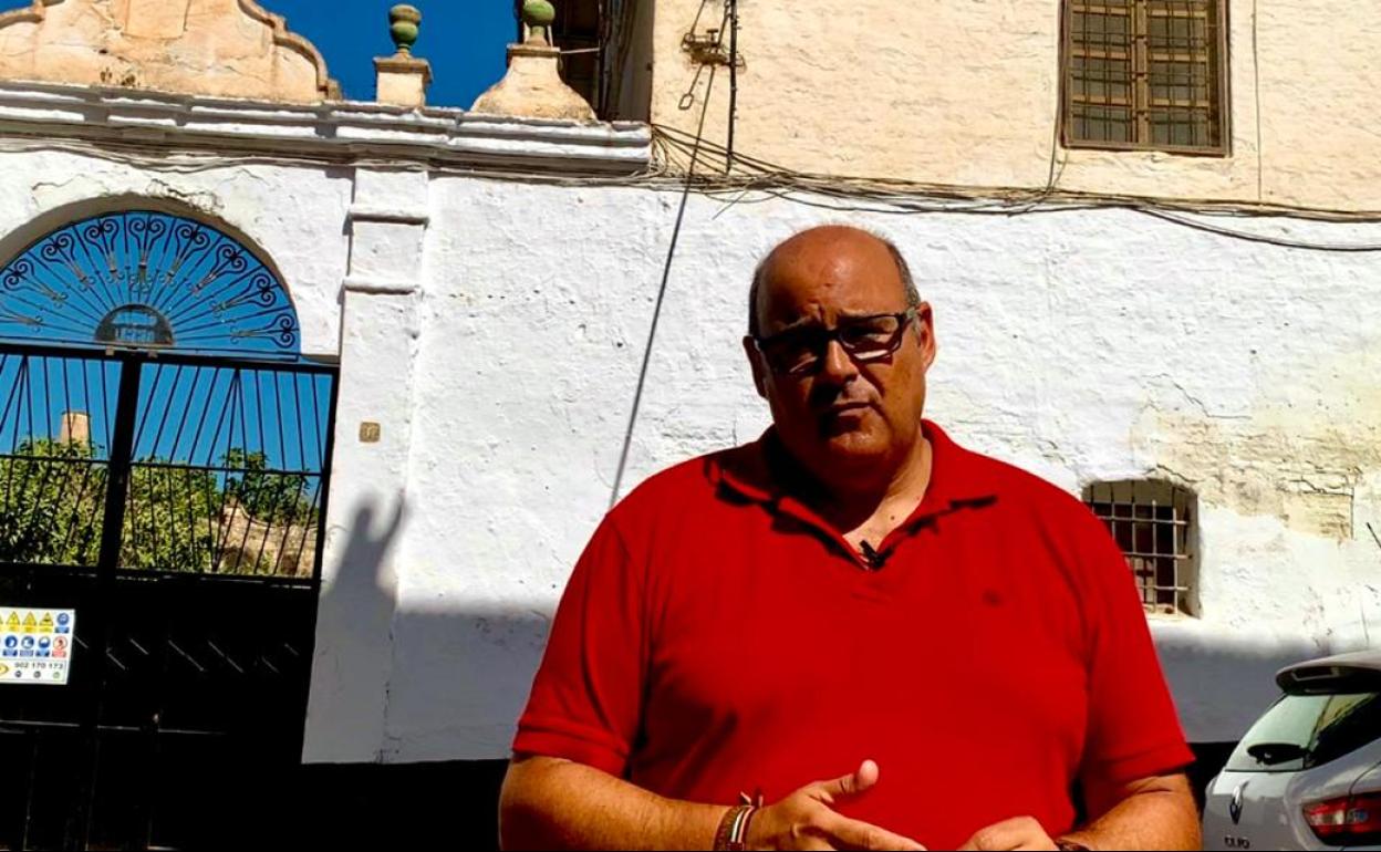 El portavoz del PP veleño, Jesús Lupiáñez, junto al antiguo convento de Las Claras. 