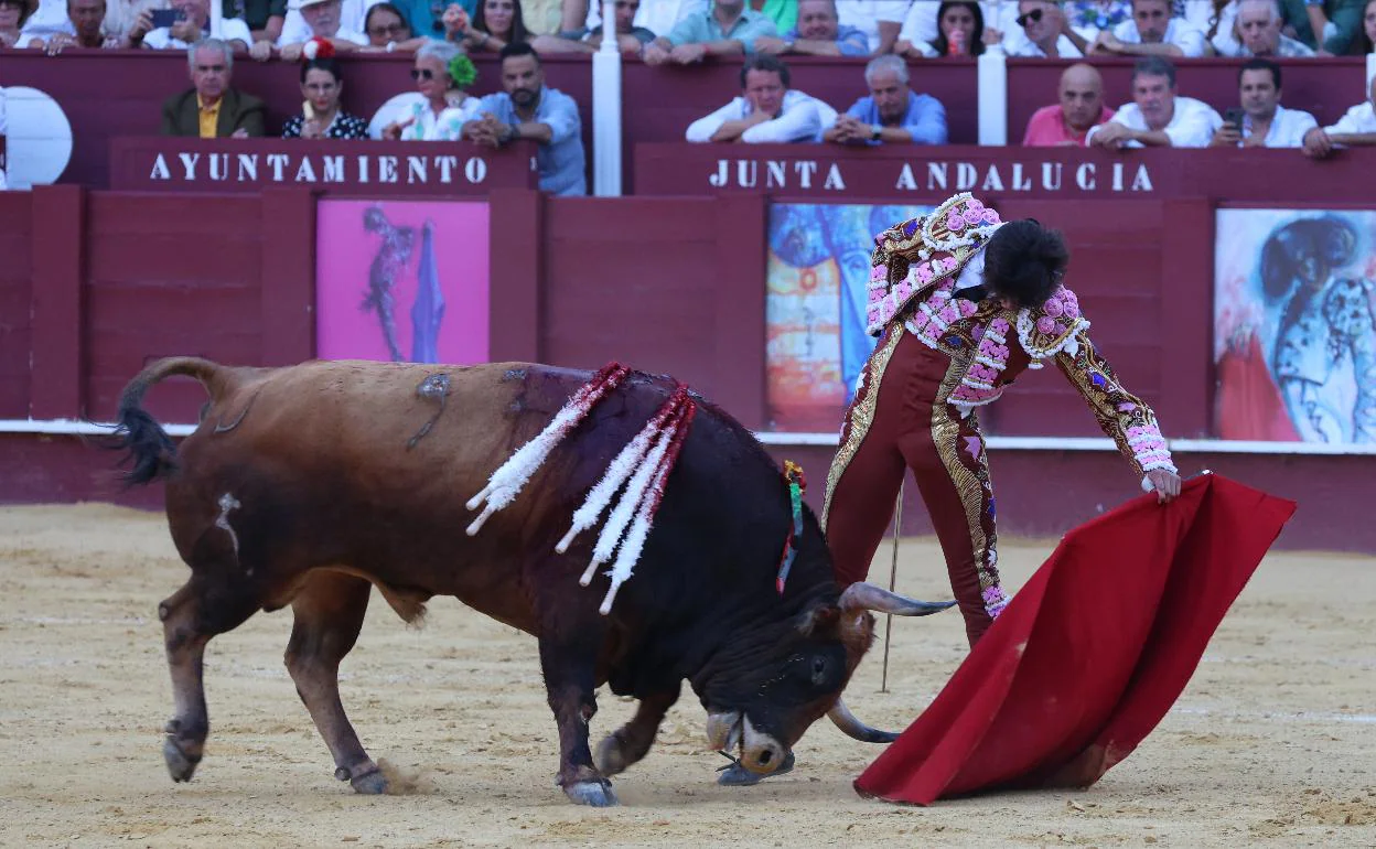 Natural de Roca Rey, al buen segundo toro.