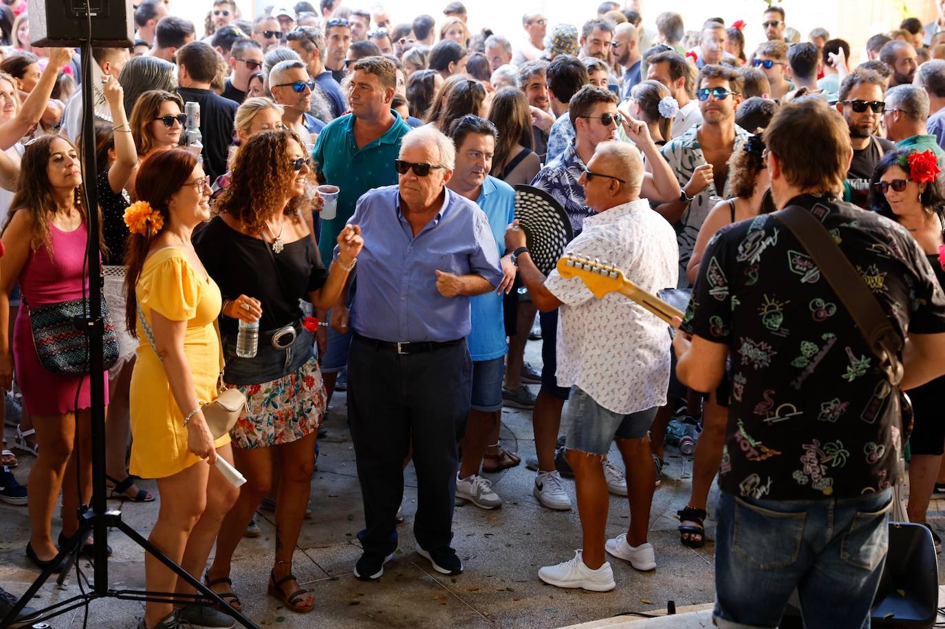 En el centro de Málaga las ganas de fiesta no desfallecieron este viernes 