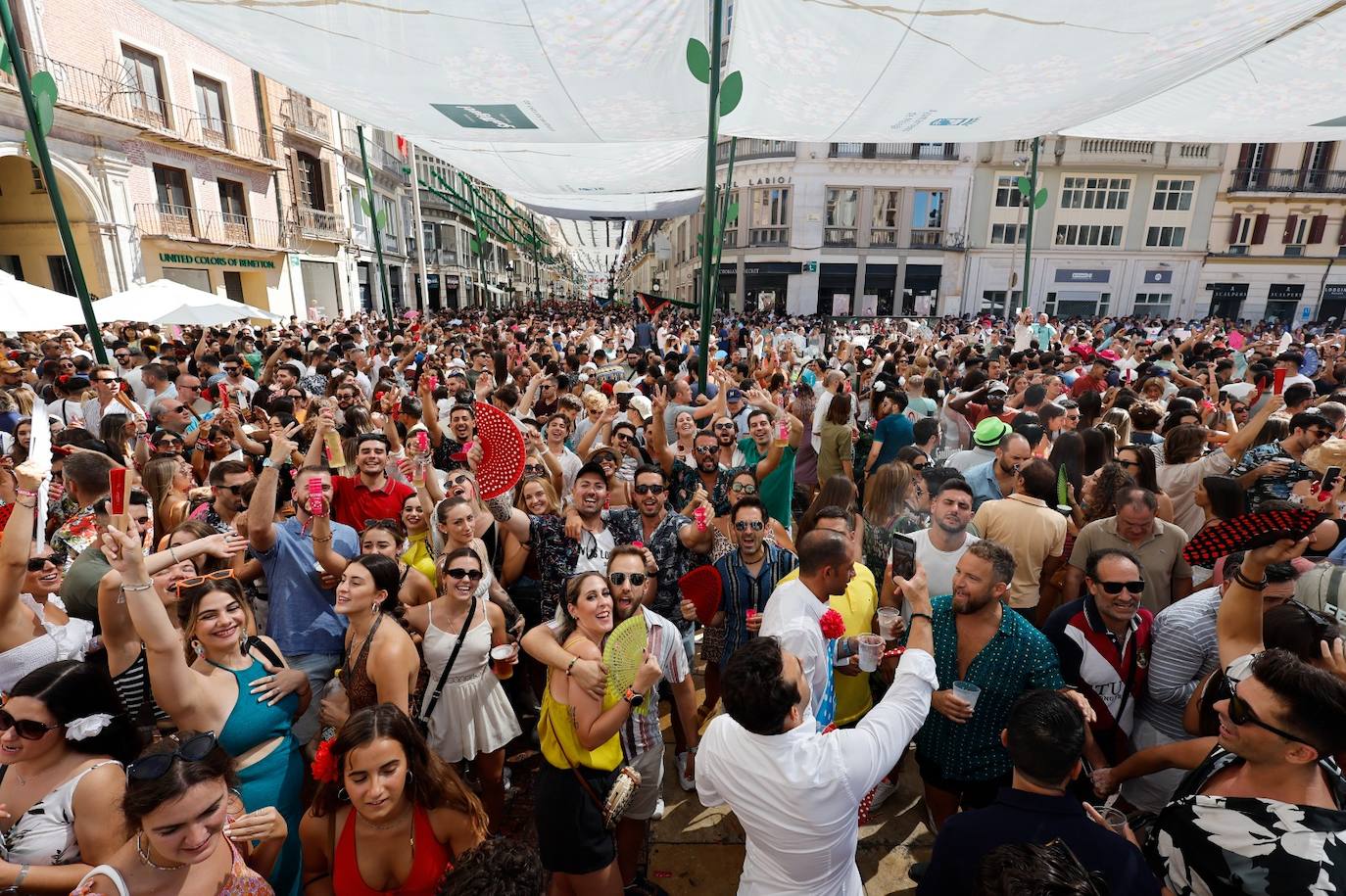 En el centro de Málaga las ganas de fiesta no desfallecieron este viernes 