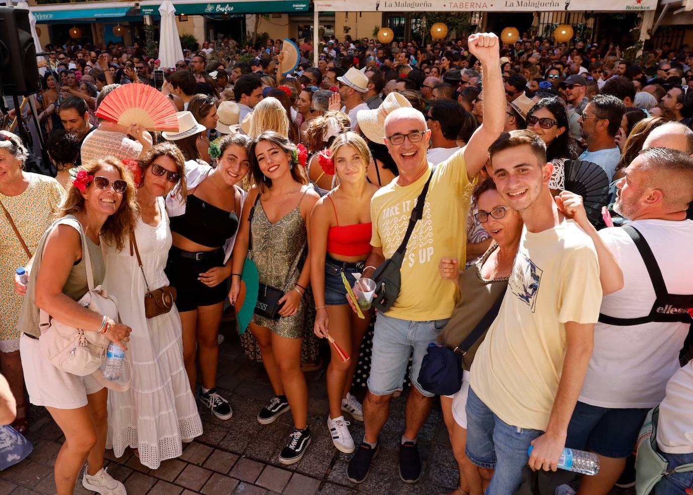 En el centro de Málaga las ganas de fiesta no desfallecieron este viernes 