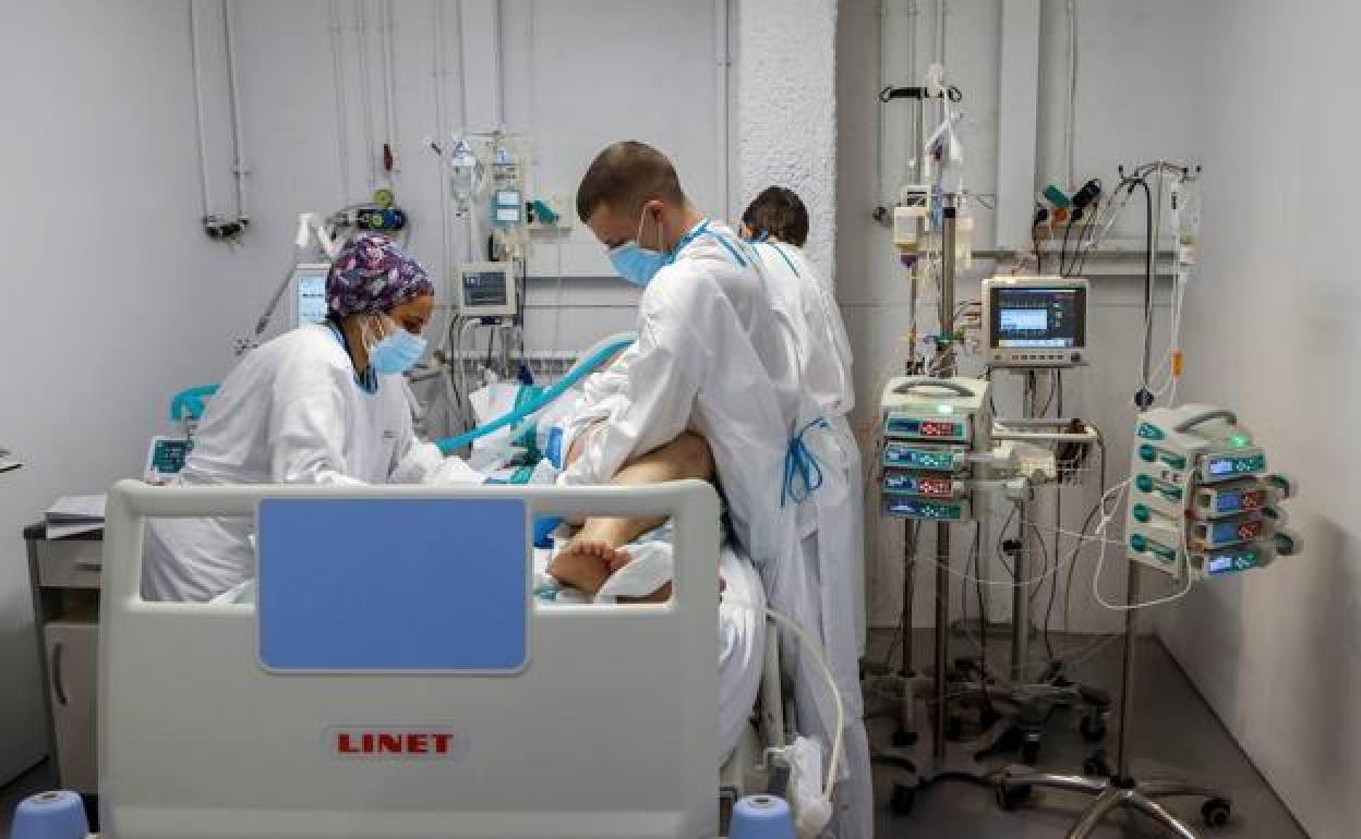 Sanitarios de un hospital atienden a un paciente en la UCI 