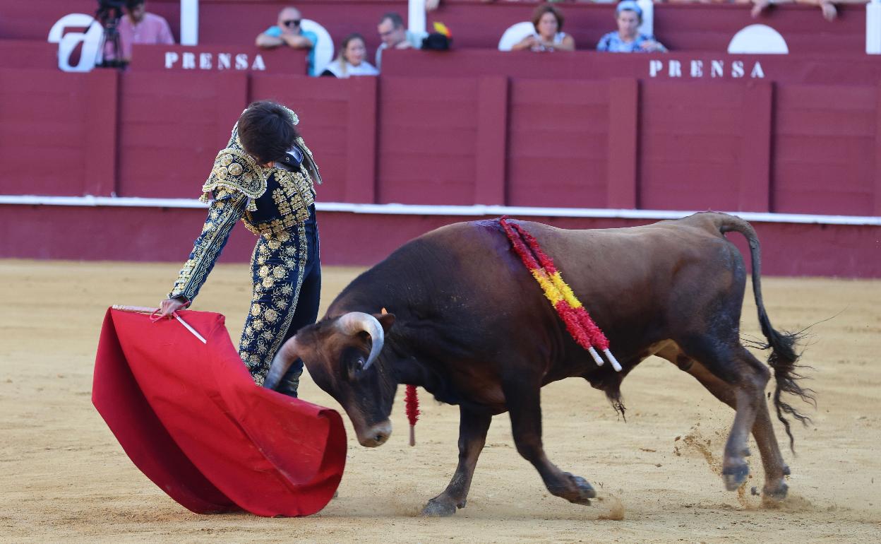 Javier Illanguas, en un derechazo al segundo novillo de la tarde.