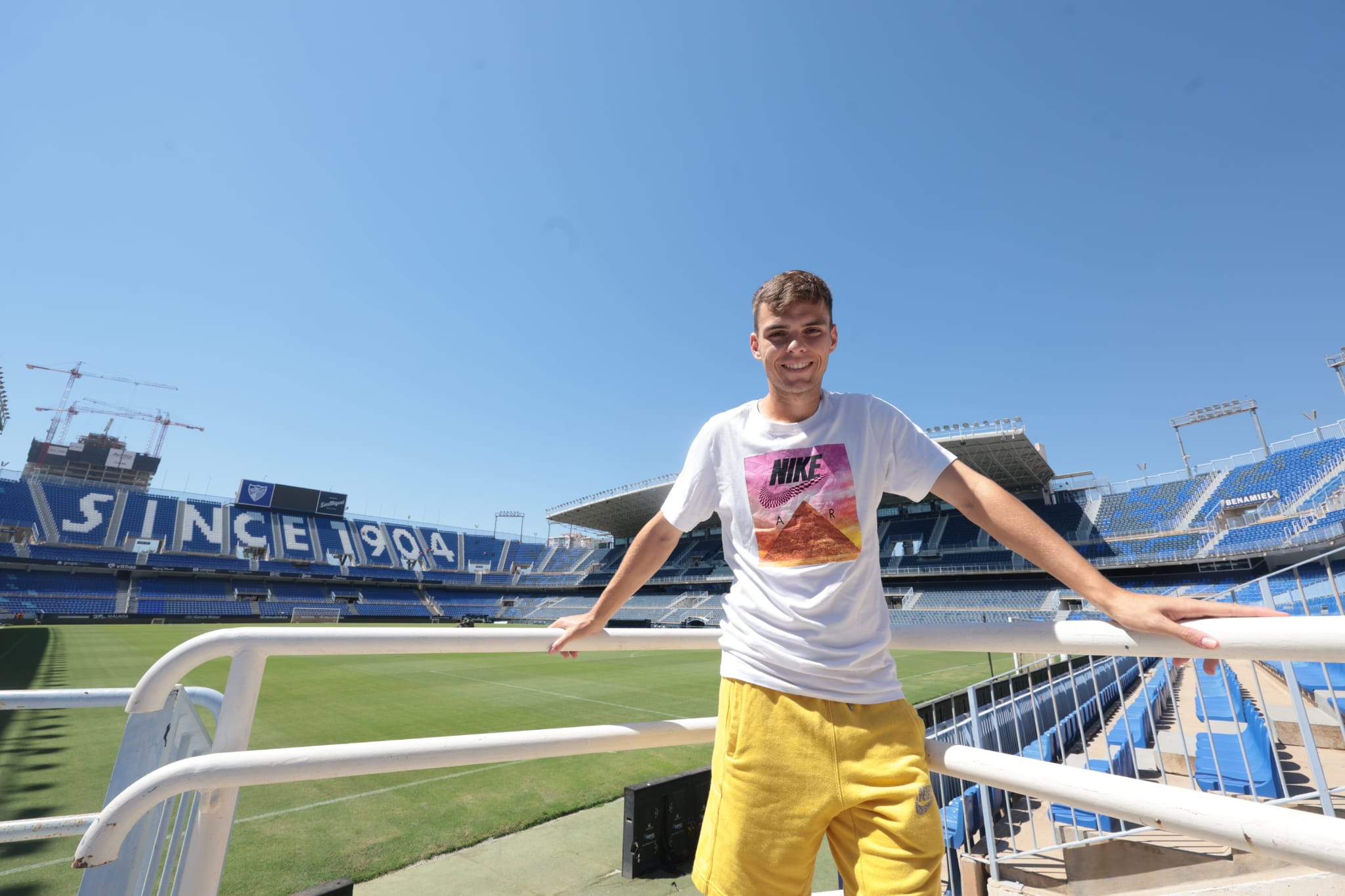 Aleix Febas posa para este periódico en La Rosaleda con la grada al fondo.