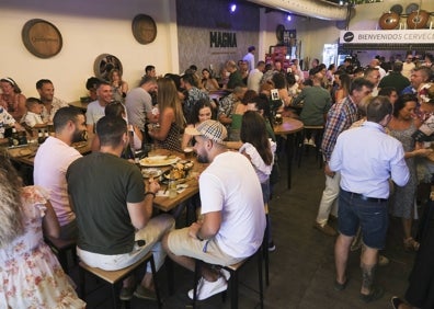 Imagen secundaria 1 - En la primera y la segunda foto, el ambiente en el real ayer por la tarde. En la última, flamencas viviendo su última jornada en el Cortijo de Torres. 