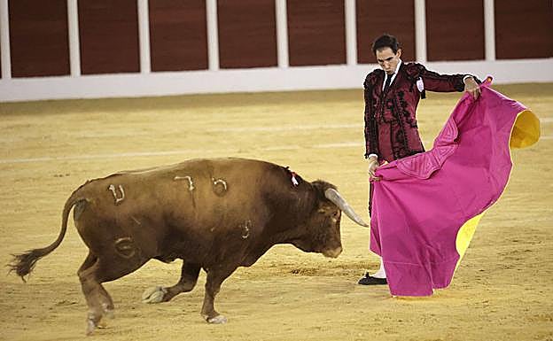 Fortes, en el quite por chicuelinas en el último de la tarde al que se le dio la vuelta al ruedo. 