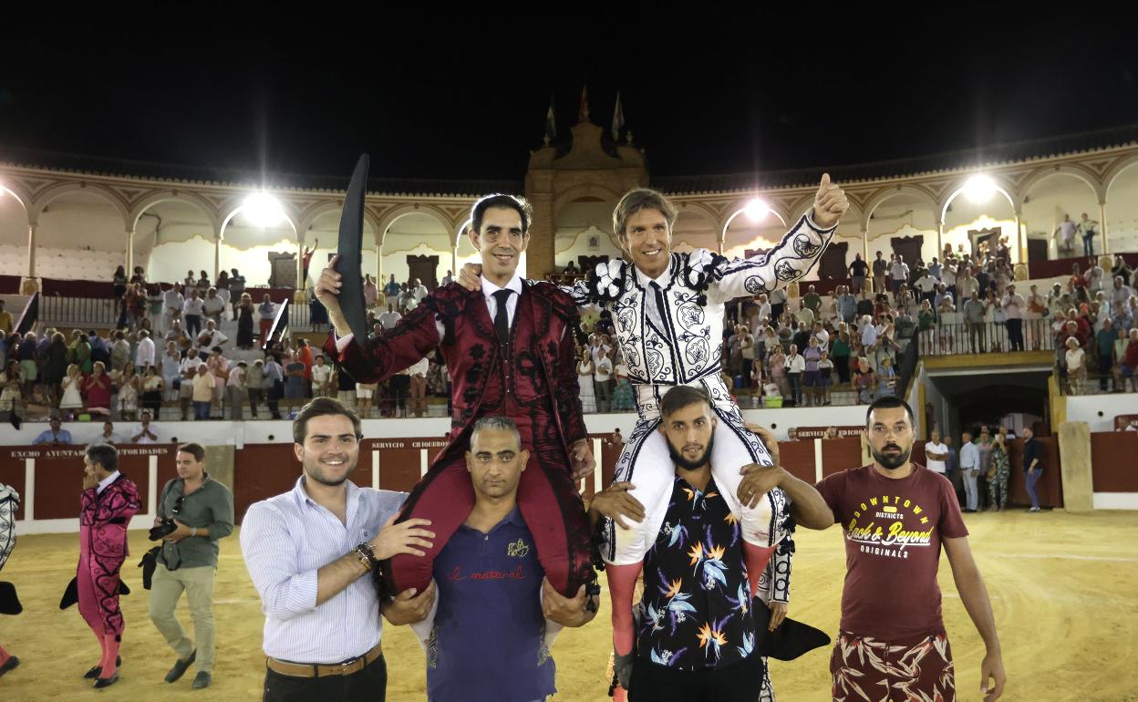 Fortes y El Cordobés salieron por la Puerta Grande tras la goyesca. 