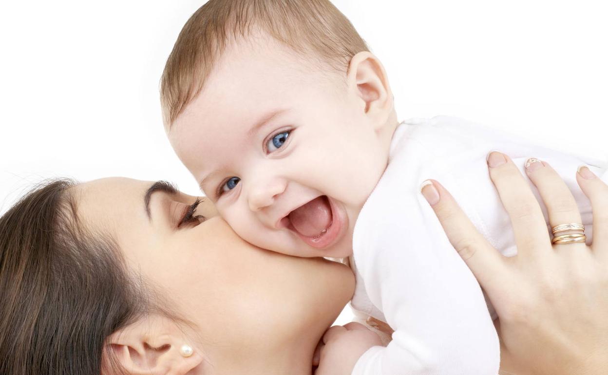 El complemento busca reducir la brecha de género por la maternidad. 