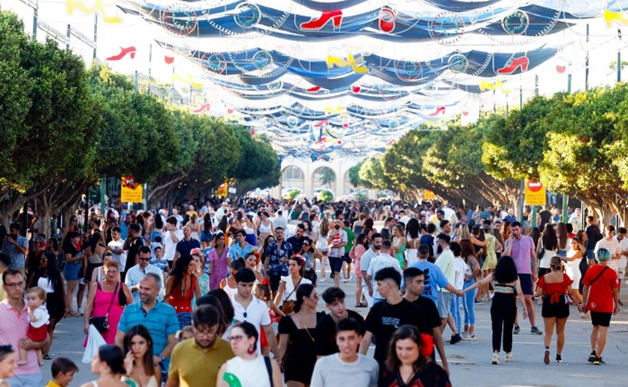 La imagen muestra a numerosas personas paseando por el Real Cortijo de Torres, en la edición de esta feria. 