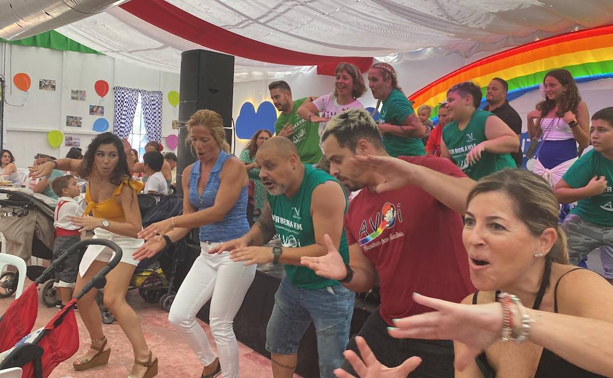 La caseta de AVOI era una fiesta constante, con bailes de voluntarios y familias. 