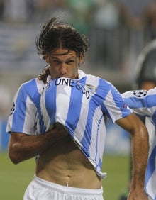 Imagen secundaria 2 - Joaquín, en una acción del partido de hace diez años; sobre estas líneas, Maresca, entre Vitolo y Katsouranis, y, a la derecha, Demichelis celebra el primer gol del Málaga en la Champions. 