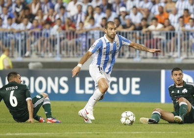 Imagen secundaria 1 - Joaquín, en una acción del partido de hace diez años; sobre estas líneas, Maresca, entre Vitolo y Katsouranis, y, a la derecha, Demichelis celebra el primer gol del Málaga en la Champions. 