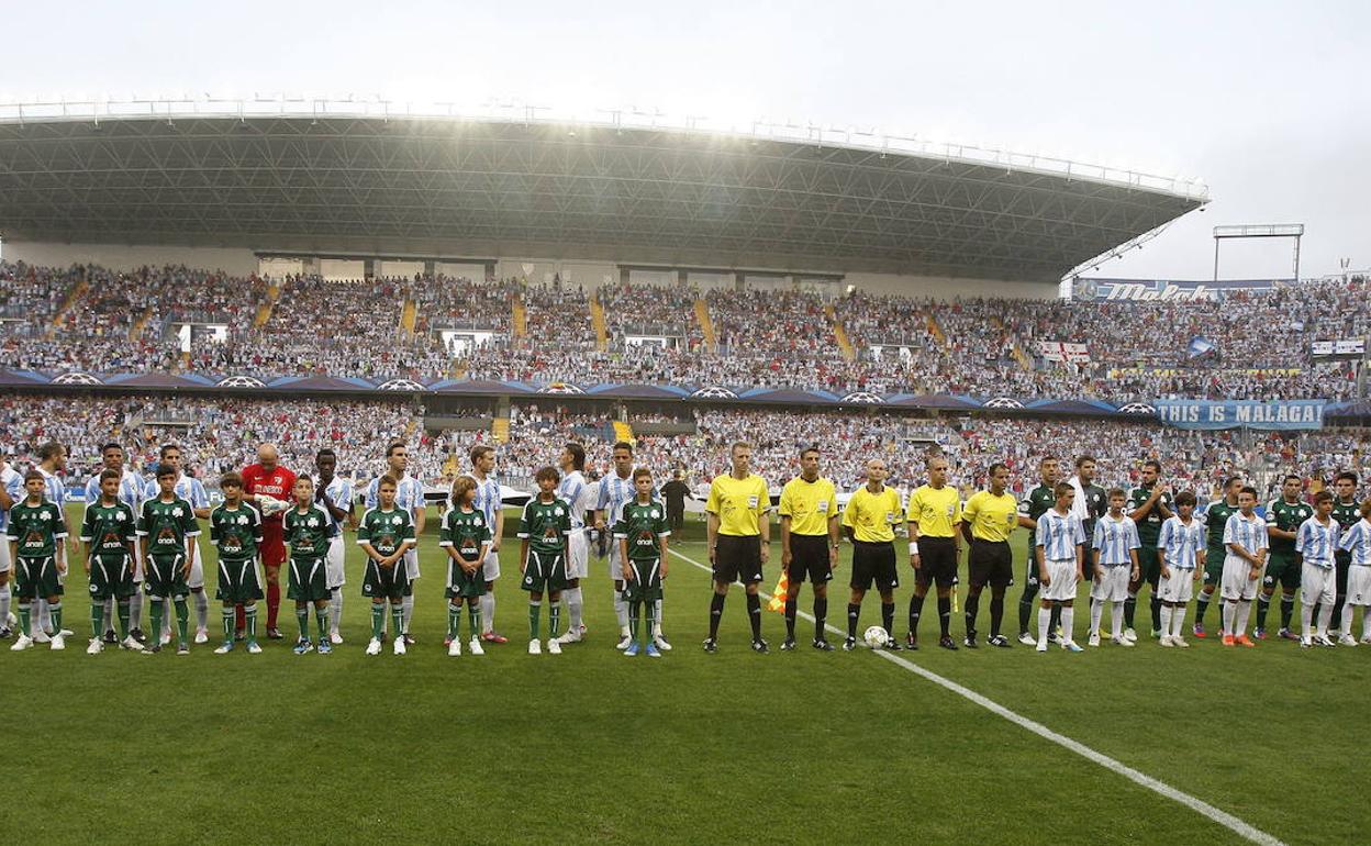 Los onces del Málaga y del Panathinaikos posaron para la posteridad junto al trío arbitral y un grupo de niños vestidos de los dos conjuntos contendientes, antes del duelo. 