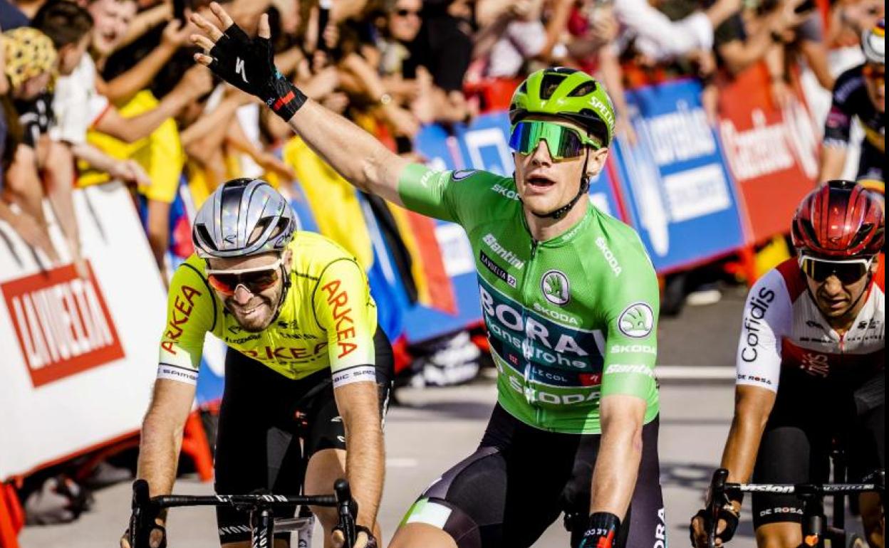 Sam Bennett celebra su victoria en la tercera etapa de la Vuelta. 