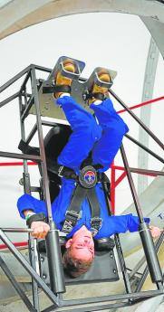 Pruebas. Los jóvenes se entrenan en simuladores de vuelo de cazas de combate y del transbordador espacial. 