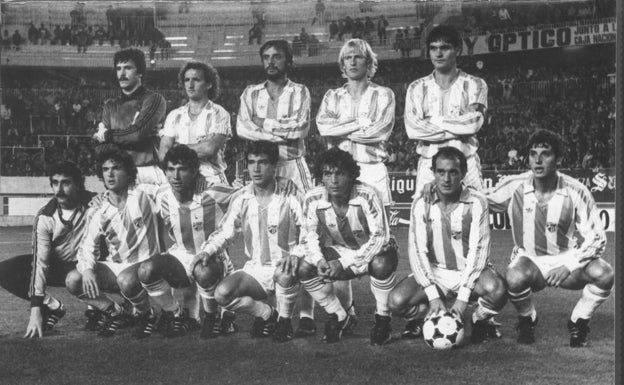 El equipo que goleó por 5-1 en 1983 entresemana al líder de Primera, el Atlético de Madrid, en una alineación que se recitaba de memoria. Arriba, Fernando, Popo, Brescia, Regenhardt y Muñoz Pérez, y abajo, Salvador Mayorga (masajista), Rodríguez, Canillas, Recio, Toto, Martín y Jose. 