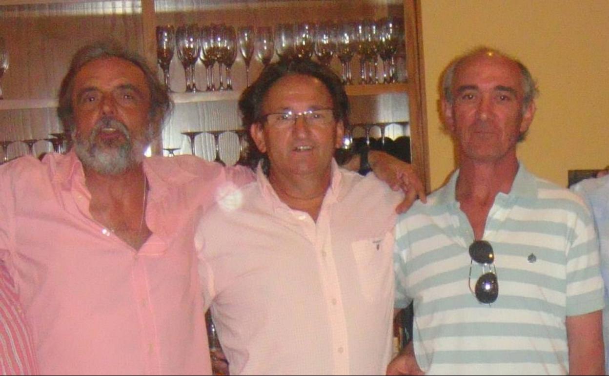 Alberto Martín, a la derecha, junto a sus mejores amigos, Pepe (Brescia) y Miguel (Popo), en la inolvidable reunión de la llamada 'generación perdida' en 2011. 