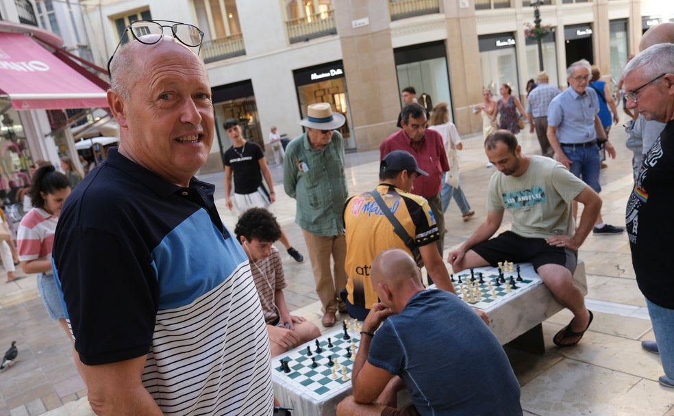 José Antonio Sánchez, impulsor de esta iniciativa, junto a varios jugadores en la calle Larios. 