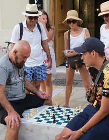 Imagen secundaria 2 - Distintos momentos de las partidas de ajedrez en la calle Larios. 