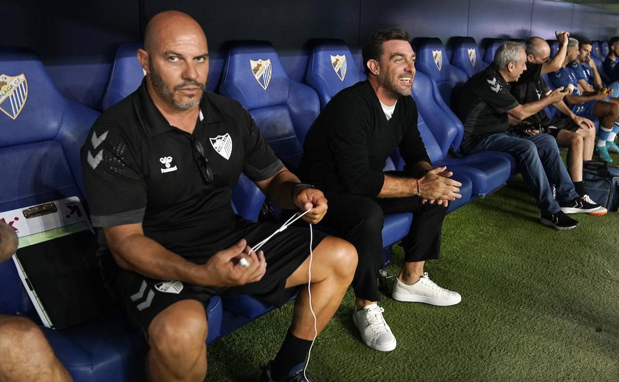 El entrenador del Málaga, Pablo Guede, en el banquillo de La Rosaleda junto a su segundo, Francis Bravo.