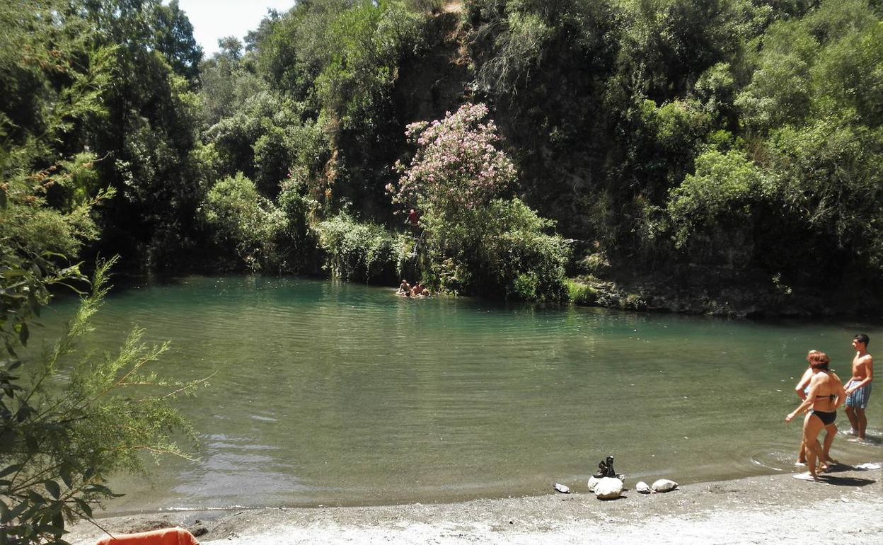 Cada verano el Charco 'Picao' aumenta su espacio para ser una auténtica playa ribereña. 