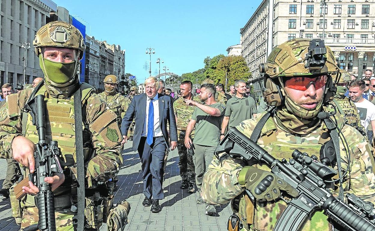 El primer ministro interino de Reino Unido, Boris Johnson, visitó este miércoles en Kiev a su homólogo ucraniano, Volodímir Zelenski, en el Día de la Independencia de Ucrania