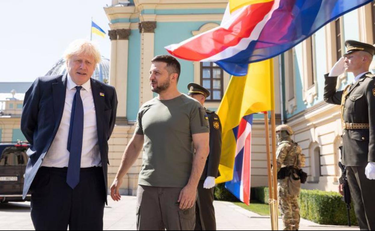 El presidente ucraniano, Volodímir Zelenski, junto al primer ministro británico, Boris Johnson