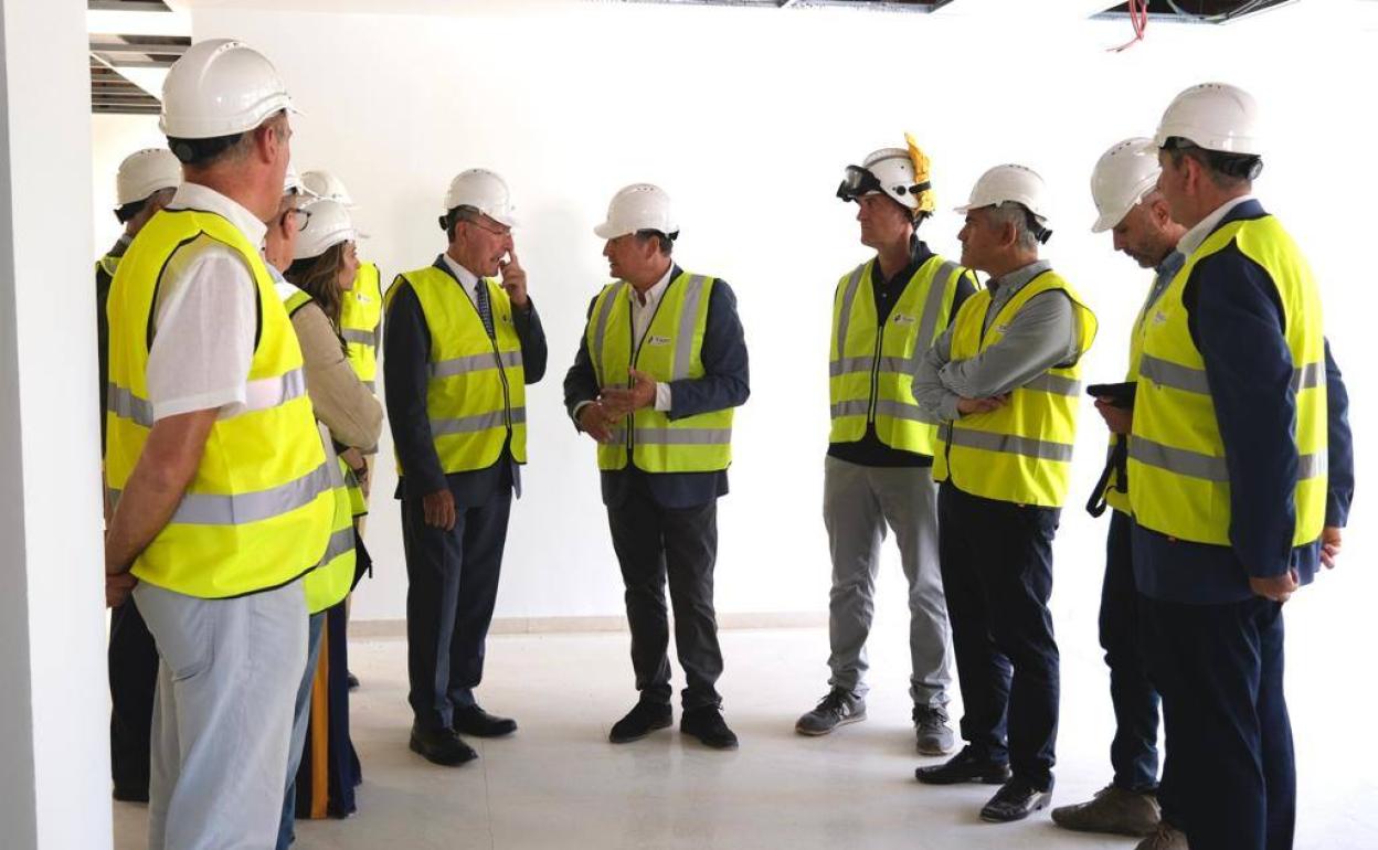 Antonio Sanz, en el centro, junto a Francisco de la Torre, durante la visita a las obras. 