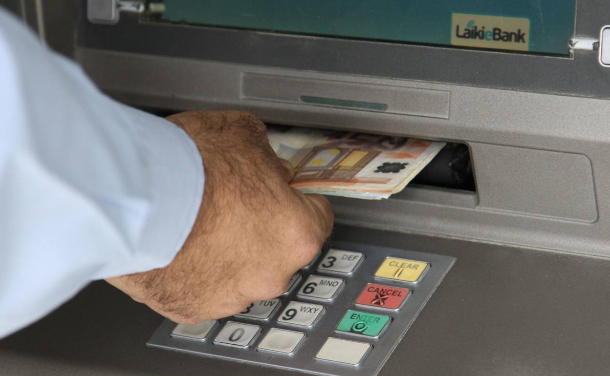 El aviso de la OCU sobre el dinero ahorrado en una cuenta corriente