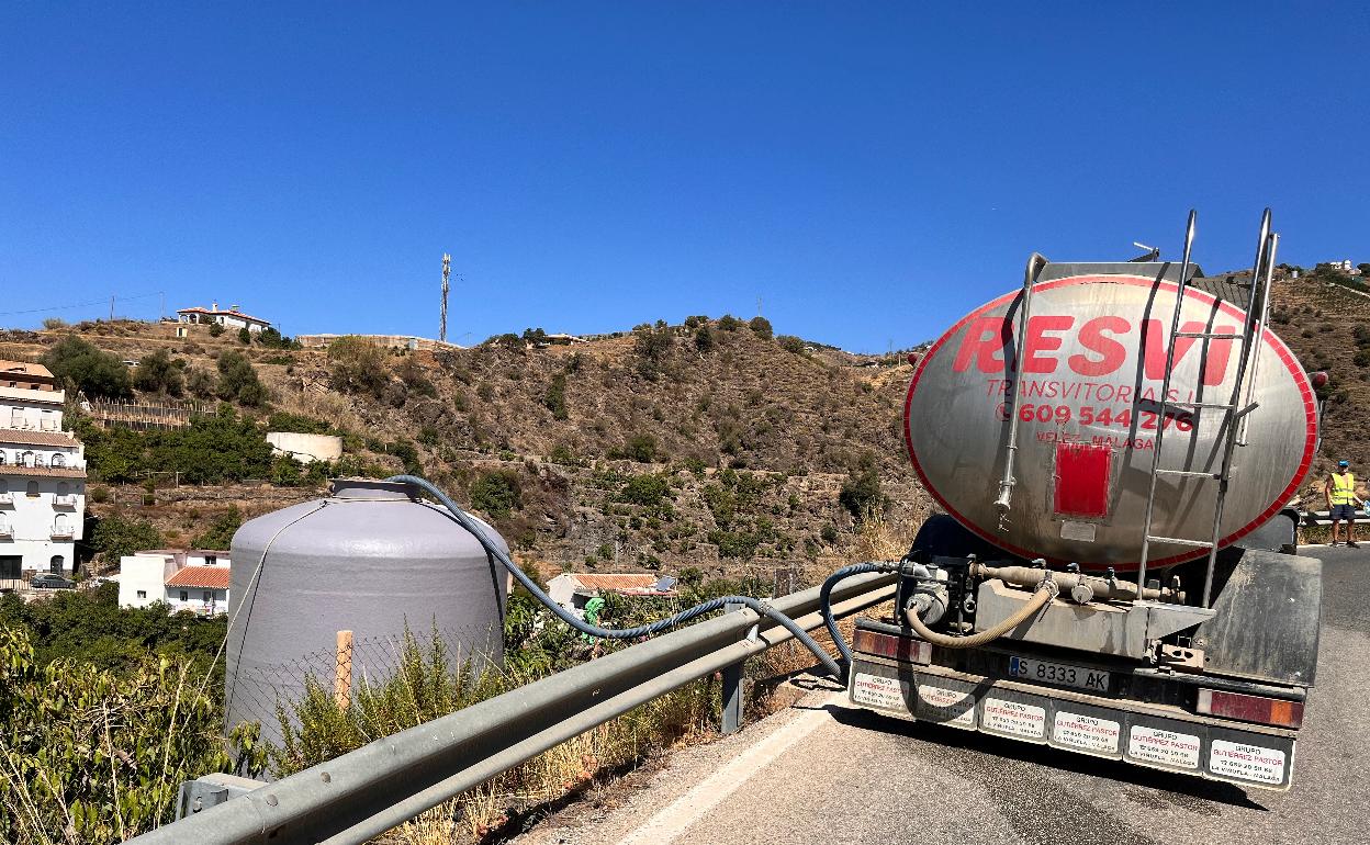 Un camión cuba descargando agua en una finca de Algarrobo. 