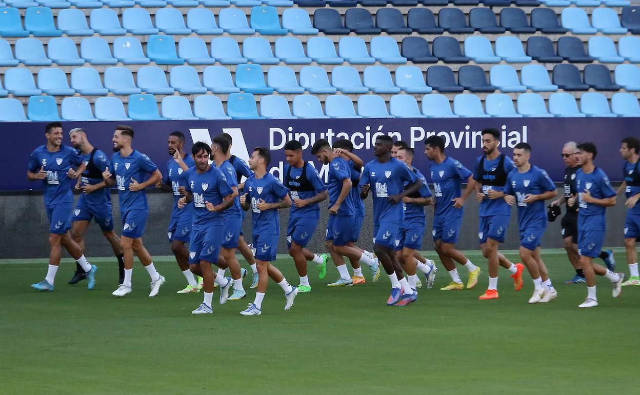 Jugadores del Málaga realizan carrera continua este viernes en el estadio de La Rosaleda.