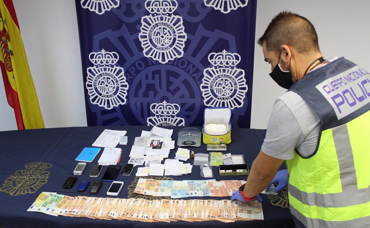 Parte de los efectos y el dinero intervenido por los agentes en el marco de la 'operación Calvo'.