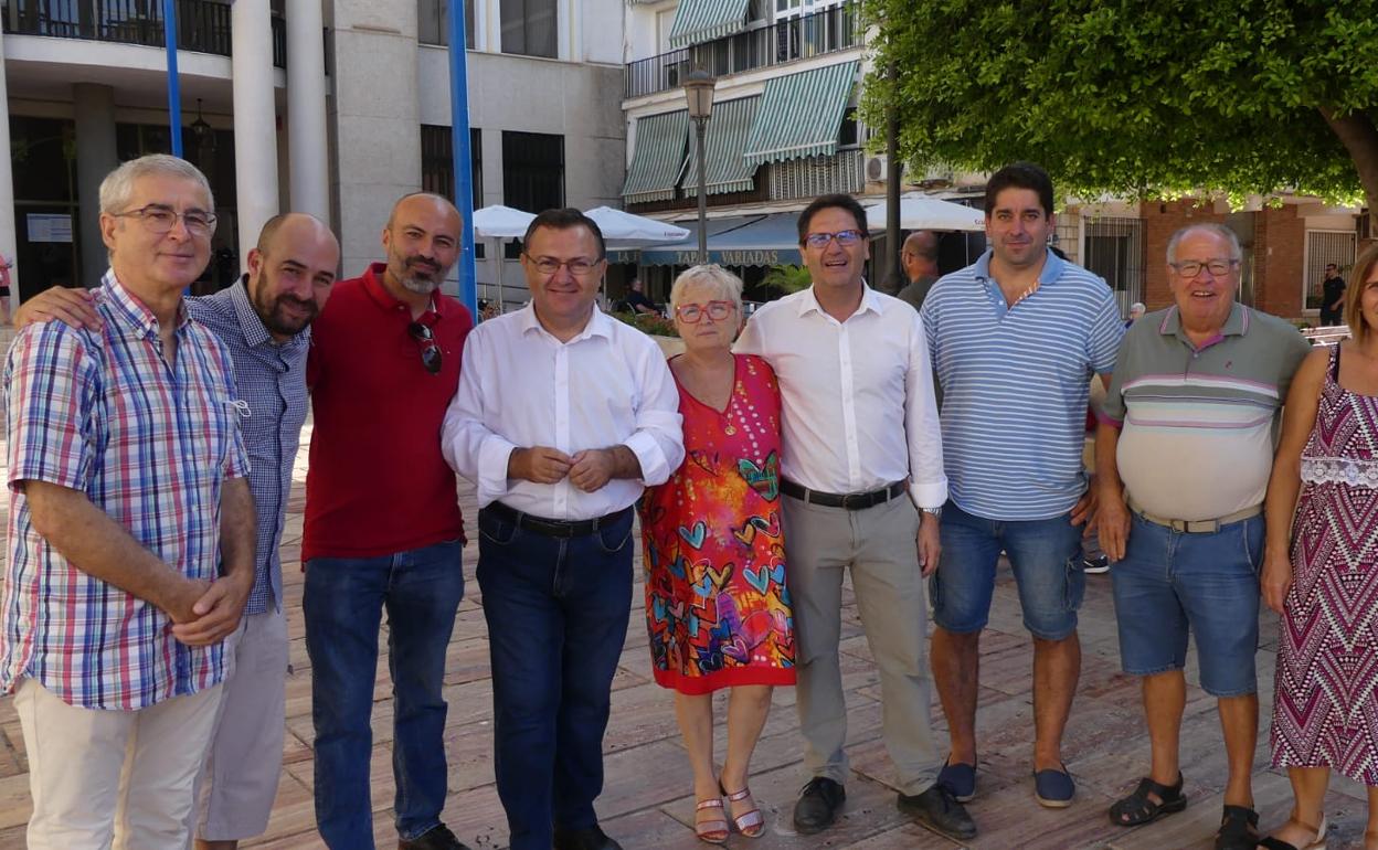 El senador malagueño Miguel Ángel Heredia, este viernes con ediles y militantes socialistas en Rincón de la Victoria. 