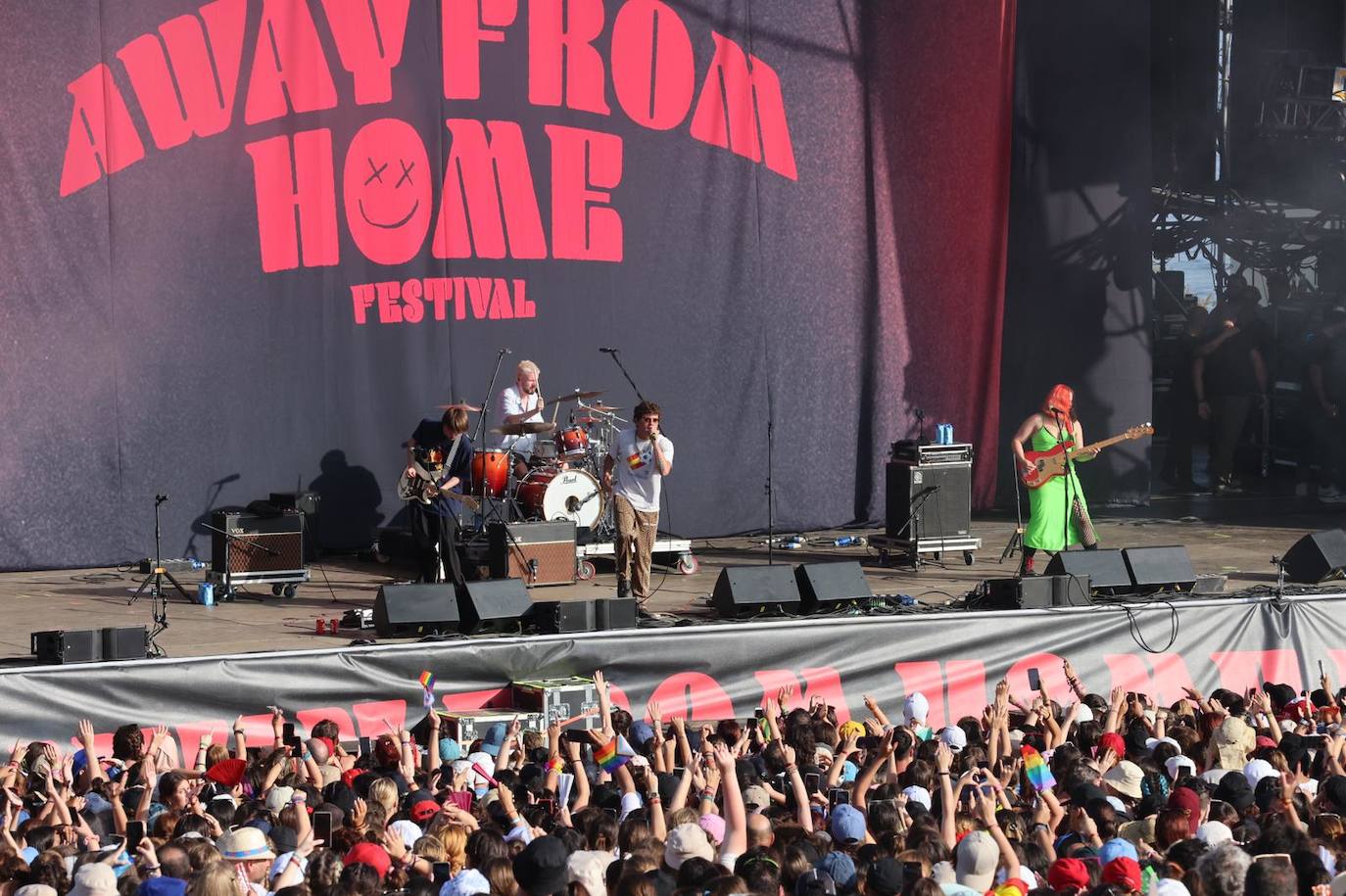 El exintegrante de 'One Direction', Louis Tomlinson, plato fuerte de una cita en la que estuvieron también The Vaccines, Hinds, Stone o Voodoos. En la foto, concierto de Stone 