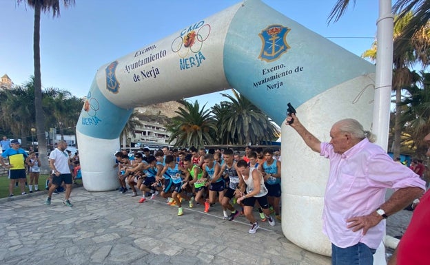 Imagen principal - Tres imágenes de la prueba deportiva disputada este viernes en la nerjeña playa de Burriana. 