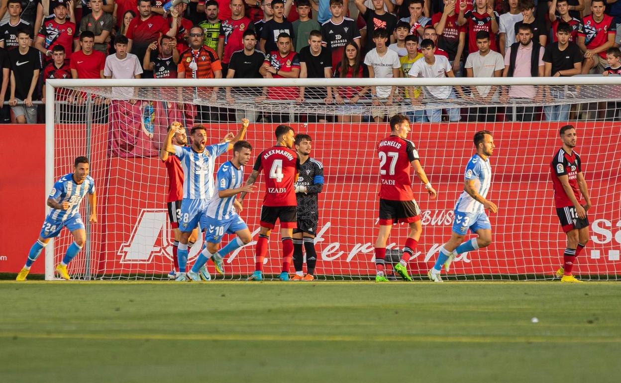 Los jugadores del Málaga celebran el primer gol, obra de Javi Jiménez en el tiempo suplementario de la primera parte. 