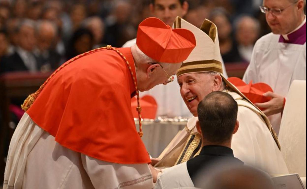 El Papa saluda al español Fernando Vérgez, presidente de la Pontificia Comisión para el Estado de la Ciudad del Vaticano.