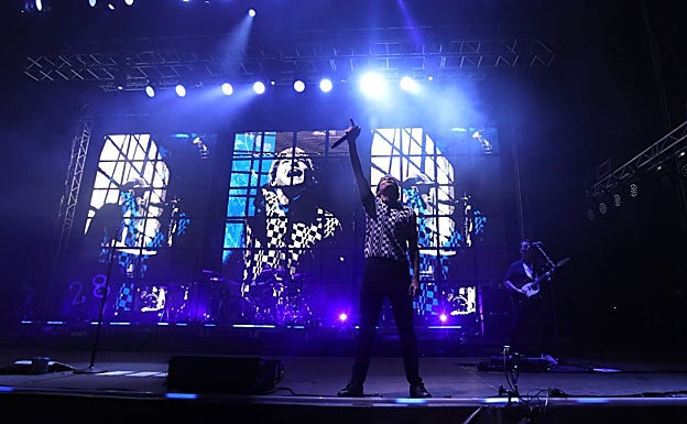 Louis Tomlinson durante su actuación en el Castillo Sohail de Fuengirola. 