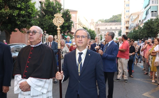 Orellana junto al párroco del santuario de la Victoria, Alejandro Escobar. 