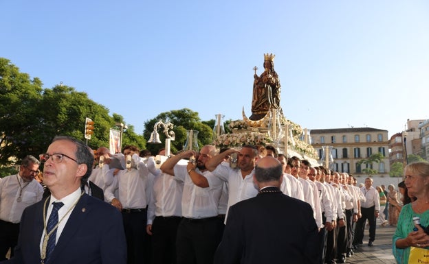 El hermano mayor, delante de la Virgen de la Victoria durante el rosario de la aurora. 