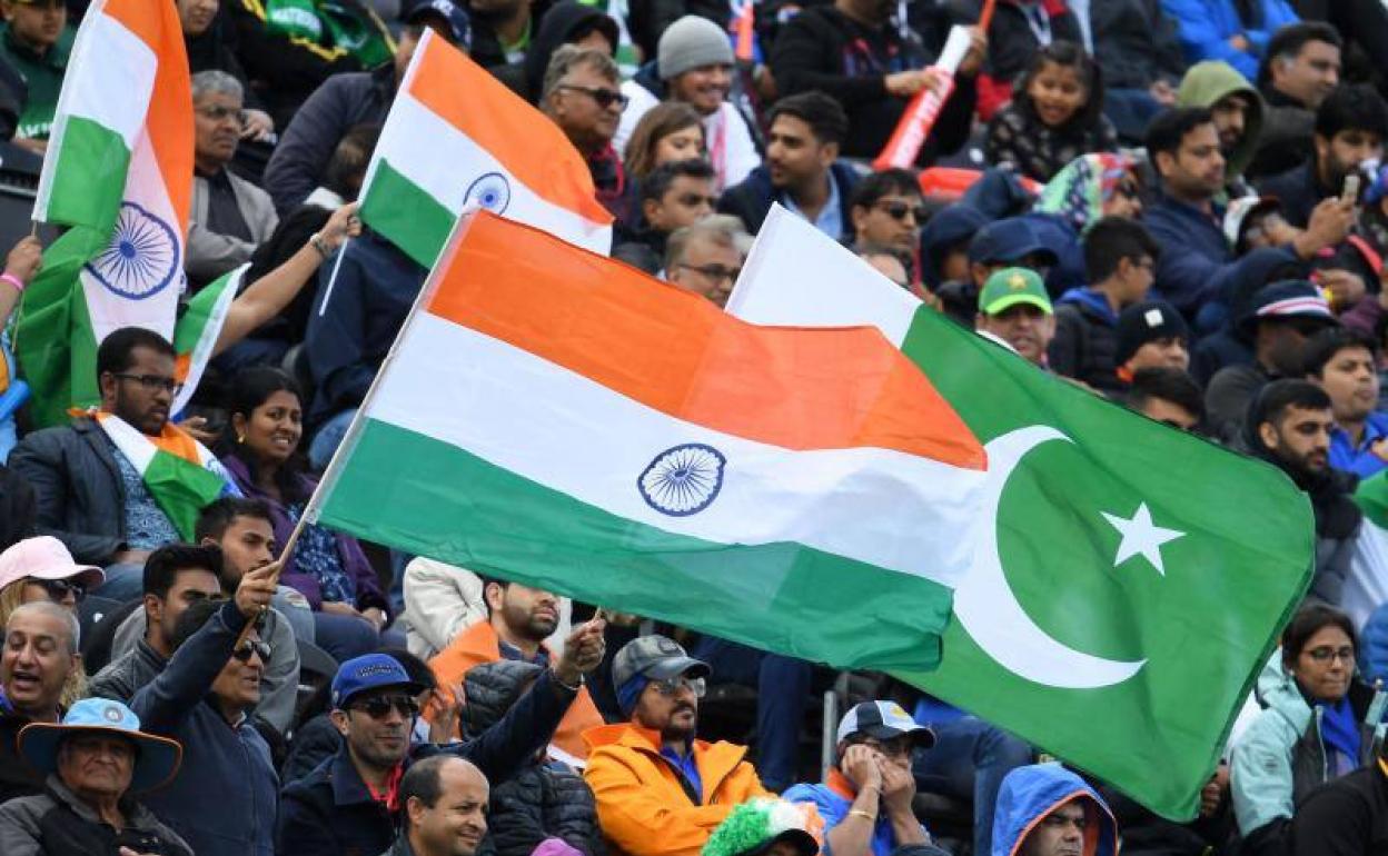 Seguidores indios y pakistaníes, durante un encuentro del mundial de crícket entre ambos países disputado en Old Trafford (Manchester), en 2019