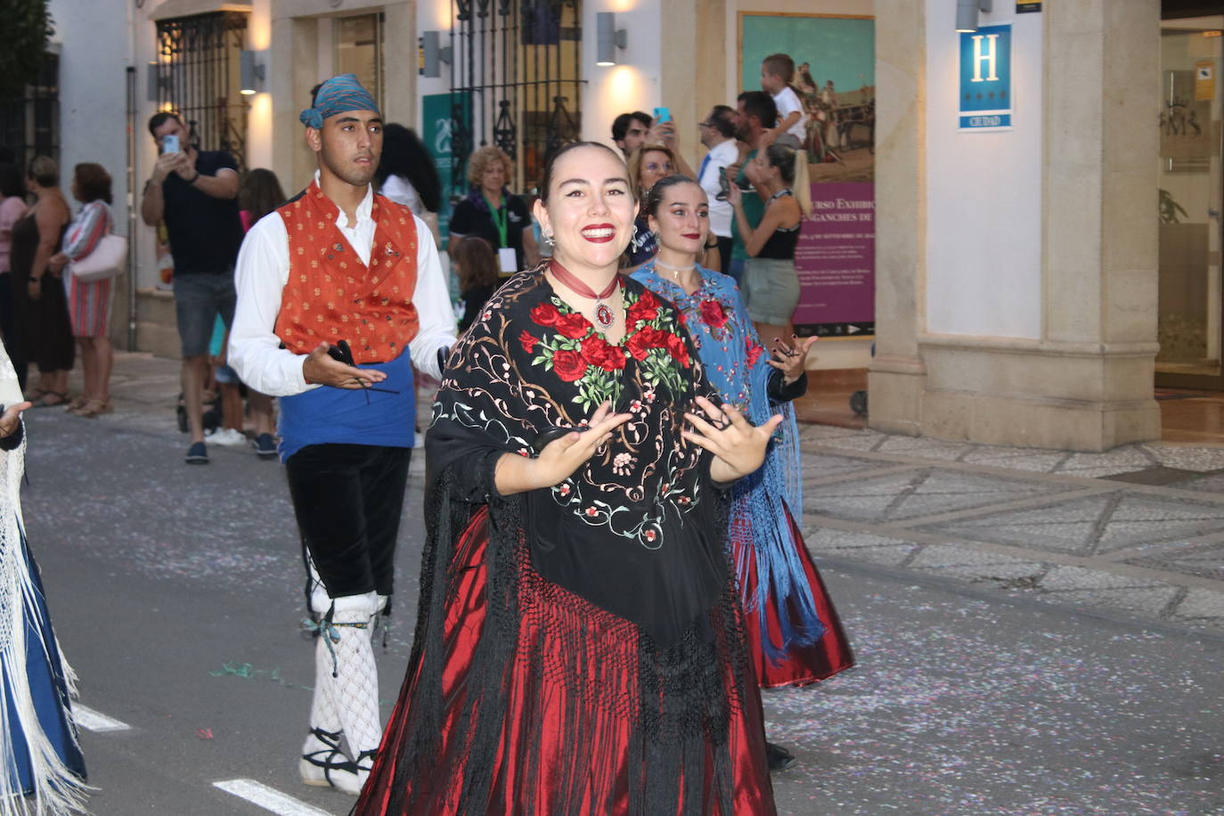 Fuegos artificiales y una cabalgata abren las Fiestas de Pedro Romero. 
