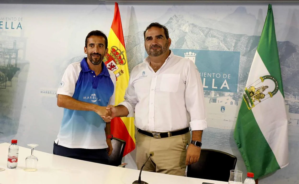 El atleta Javier Díaz Carretero junto al concejal de Deportes, Manuel Cardeña. 