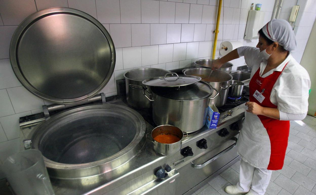 Preparativos en la cocina de un colegio. 